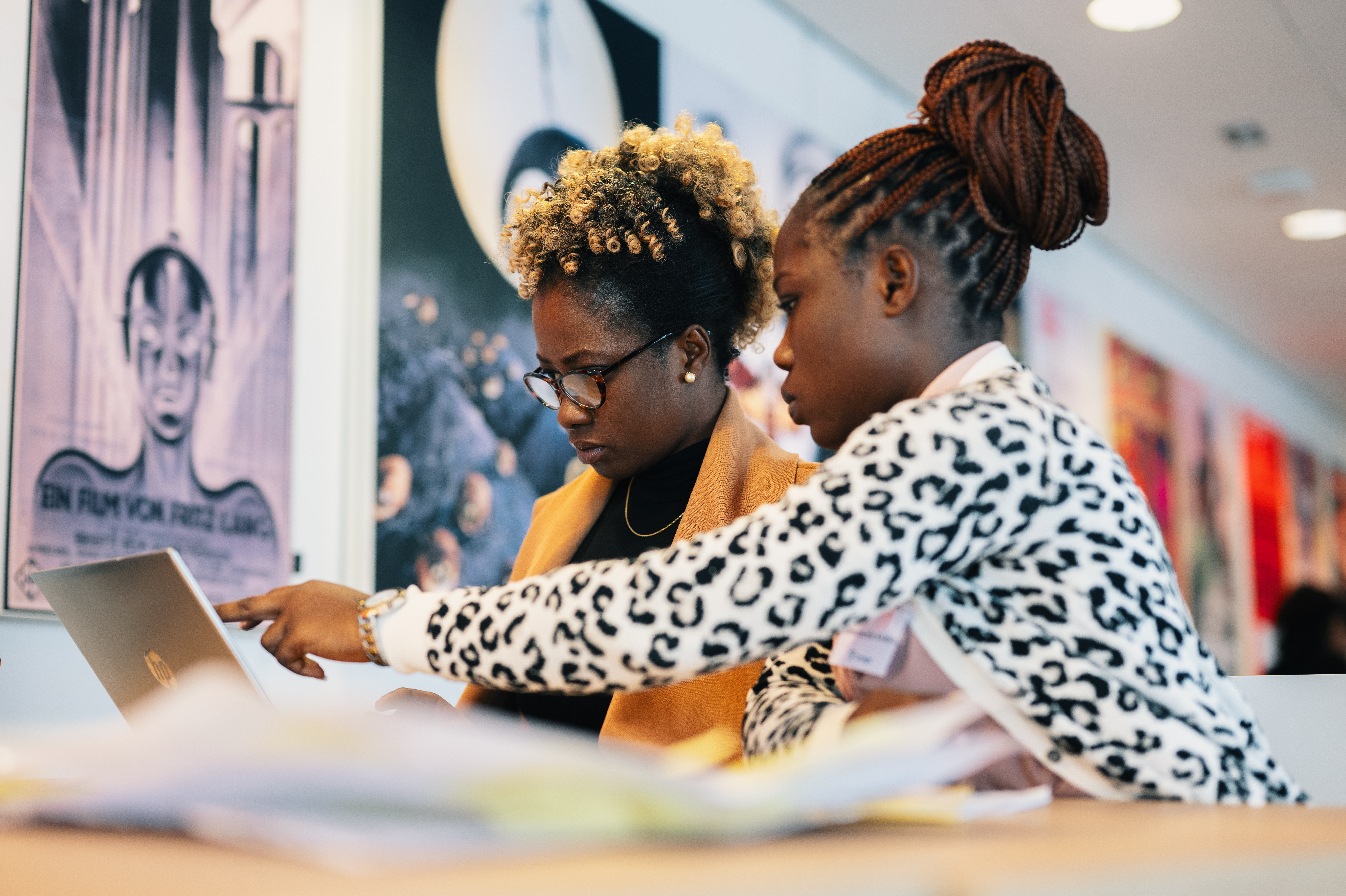 Dwie kobiety pracują na laptopie