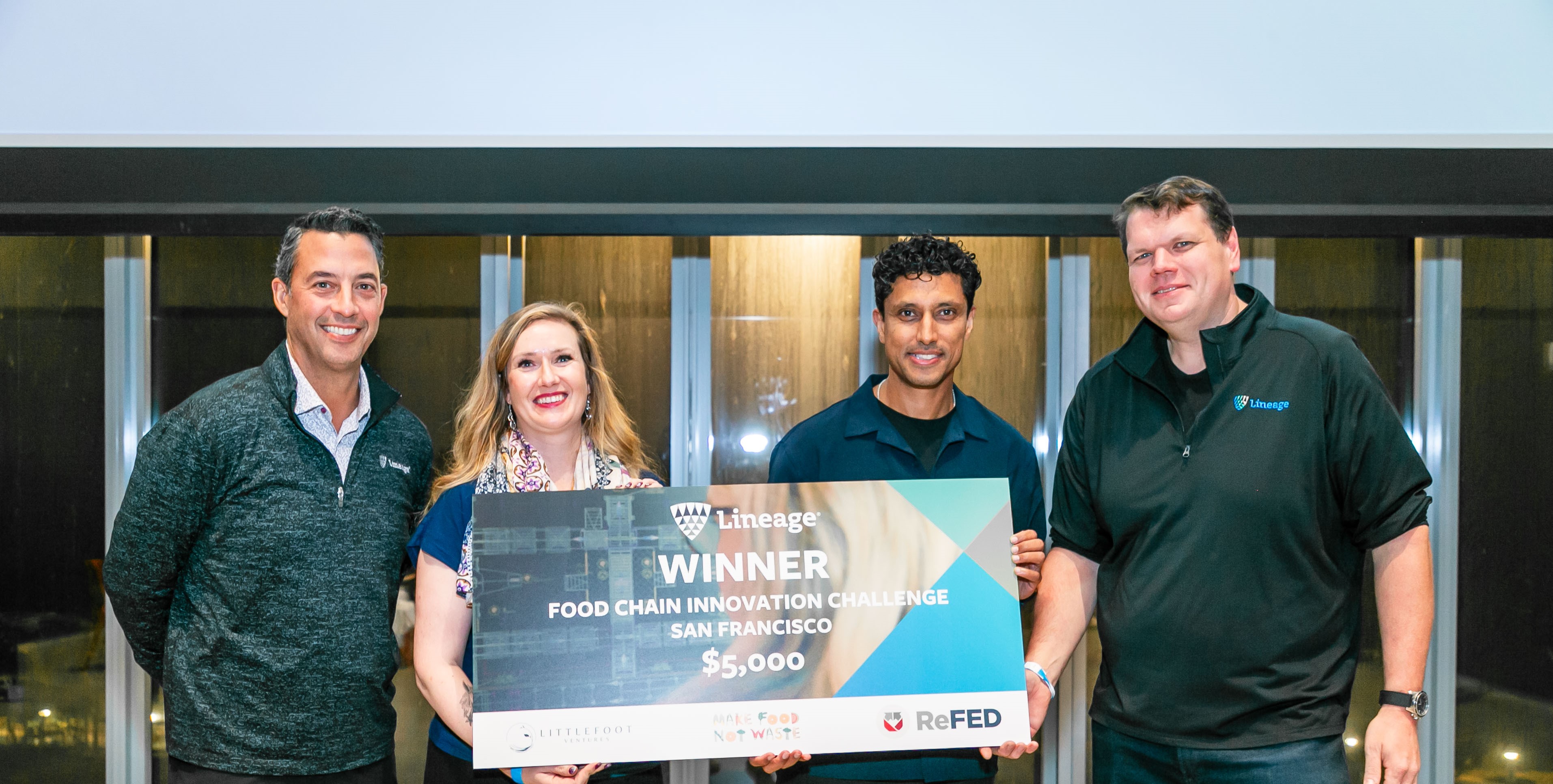 Zwycięzcy konkursu Lineage Food Chain Innovation Challenge trzymają duży czek wraz z dyrektorem operacyjnym firmy i głównym analitykiem danych.