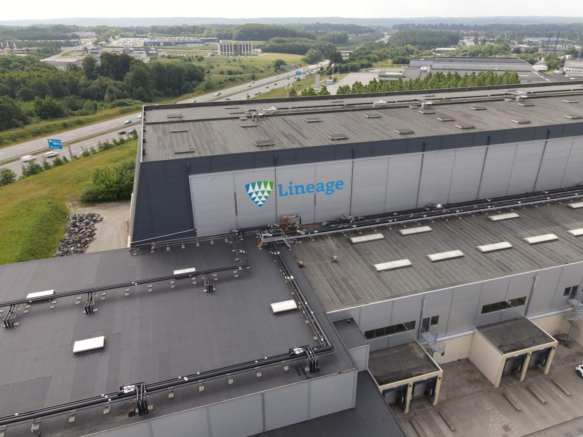 Widok z lotu ptaka na chłodnię Lineagew Vejle w Danii, pokazujący rampy załadunkowe i otaczającą infrastrukturę.