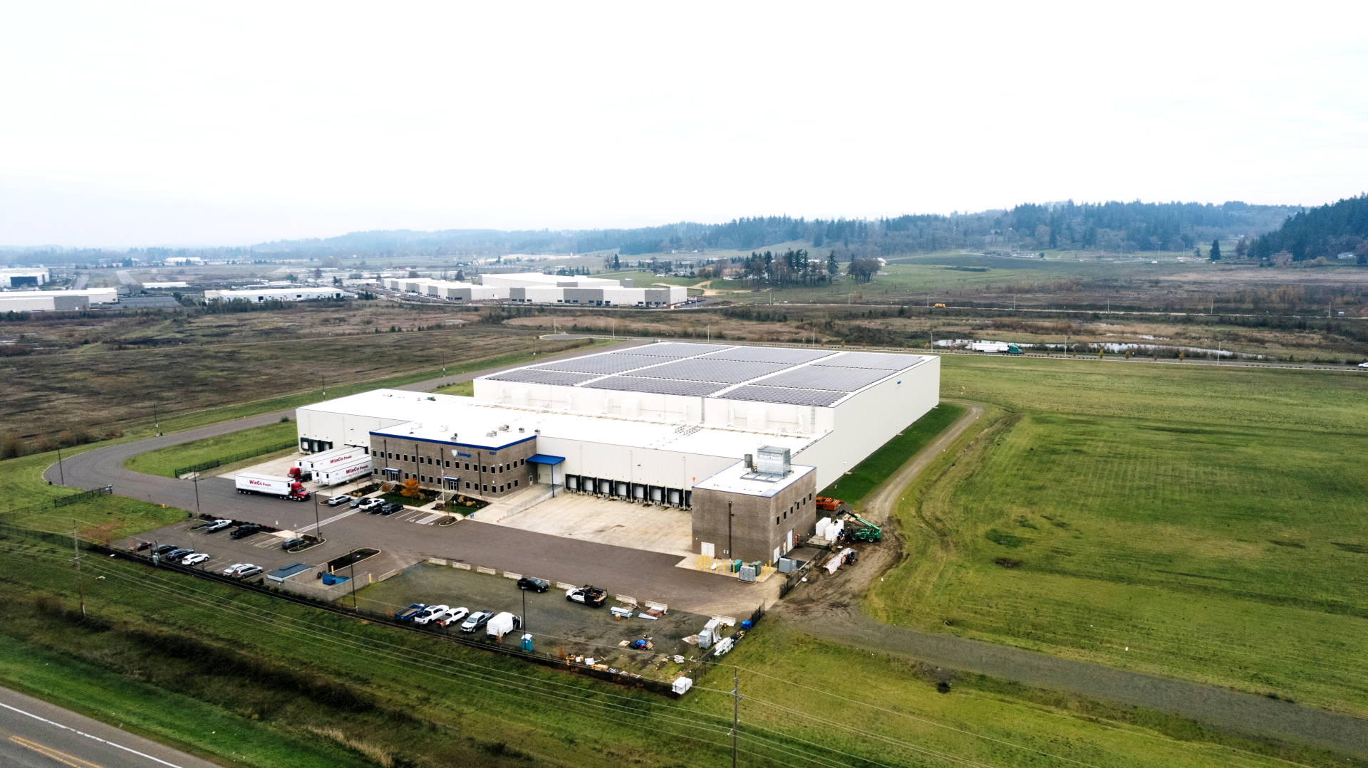 Widok z lotu ptaka na magazyn chłodniczy Lineage w Salem, OR pokazuje, że budynek ma panele słoneczne na dachu