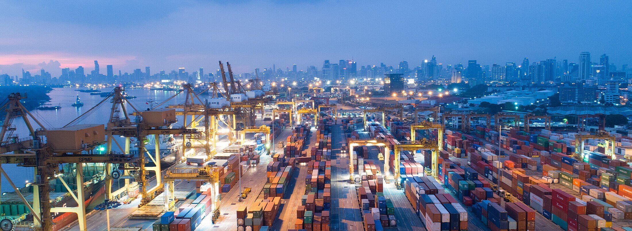 Overview of a port in the midst of disruptions, showing how Lineage's global footprint of port-centric cold storage warehouses help customers keep their supply chains moving.
