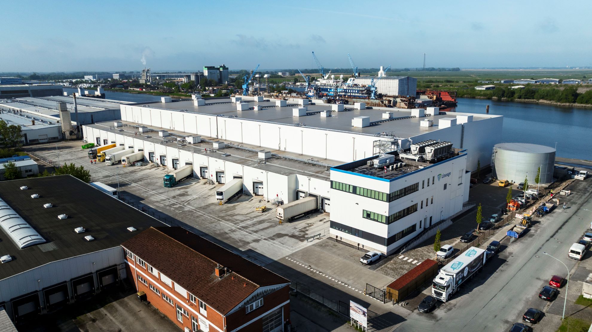 Eine Außenansicht des Kühlhauses Lineage in Bremerhaven, Deutschland. Das Lager befindet sich direkt am Wasser.