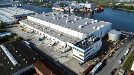 Eine Luftaufnahme des temperaturgeregelten Lagers Lineage in Bremerhaven zeigt dessen Lage direkt am Wasser