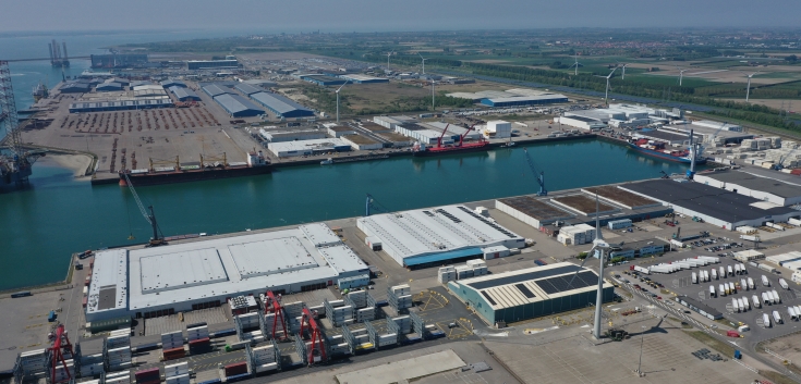Lineage cold storage facility in Vlissingen, Netherlands with temperature-controlled handling, port access and specialized services for fresh and frozen goods.