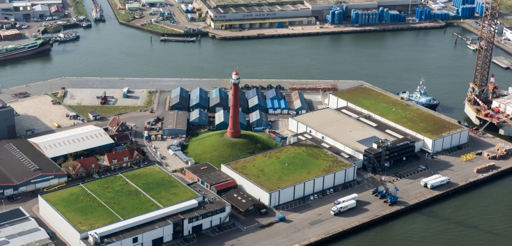 Lineage's port-side cold storage facility in Ijmuiden, Netherlands with IQF freezing, drayage and transloading capabilities for international logistics.