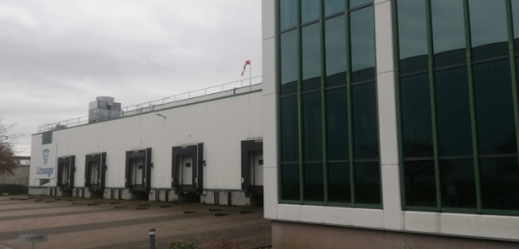 Vista esterna di una struttura a Venlo, caratterizzata da ampie vetrate e banchine di carico.