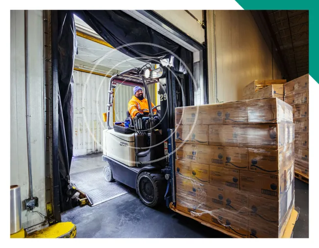 Un miembro del equipo de Lineage traslada palés de alimentos en un almacén frigorífico situado en las Grandes Llanuras de Estados Unidos.