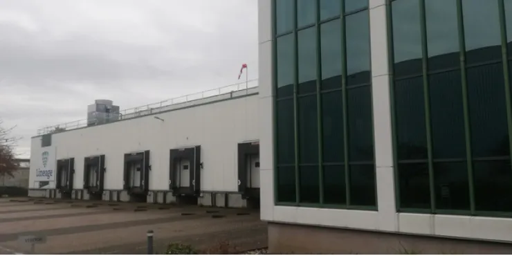 Buitenaanzicht van een gebouw in Venlo, met grote ramen en laadperrons.
