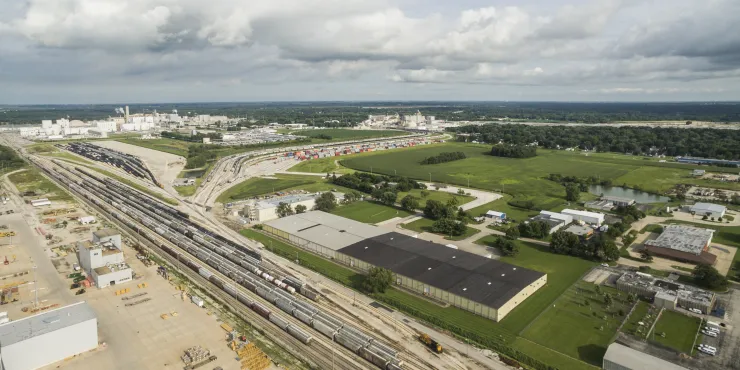 Foto aerea dei binari adiacenti allo stabilimento Lineage a Decatur (Illinois)