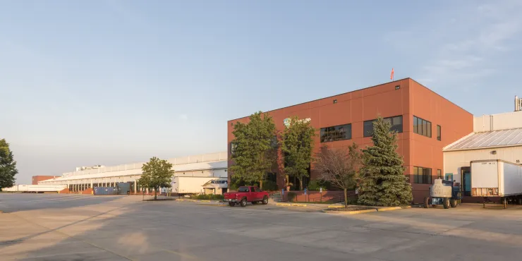 Exterior photo of Lineage's Chicago -  Geneva facility
