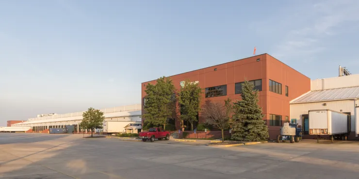 Exterior photo of Lineage's Chicago -  Geneva facility