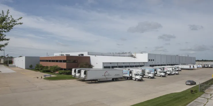 Exterior photo of Lineage's Chicago -  Batavia facility
