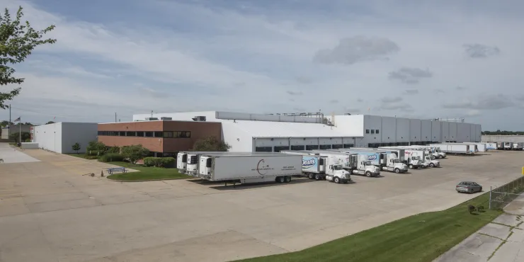 Exterior photo of Lineage's Chicago -  Batavia facility