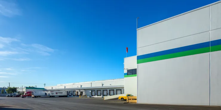 Foto dell'esterno della banchina di carico dello stabilimento Lineage a Tacoma