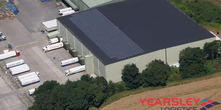 Aerial view of Lineage’s Belle Eau Park facility in Bilsthorpe, UK, featuring solar panels and Yearsley Logistics-branded trucks at the loading bays.