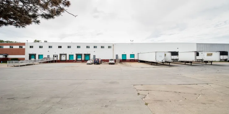 Exterior photo of Lineage's Des Moines facility