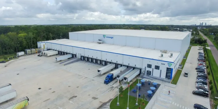 Aerial view of Lineage’s Doolittle facility in Jacksonville, featuring multiple loading docks, parked trucks and a spacious outdoor area with greenery.