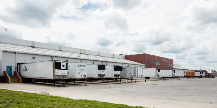 Exterior photo of Lineage's Ottumwa facility