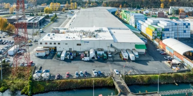 Blick auf das Gelände des Kühlhauses Lineagein Seattle, Michigan, mit Blick auf den Hafenanschluss und die angrenzende Containerlagerfläche.