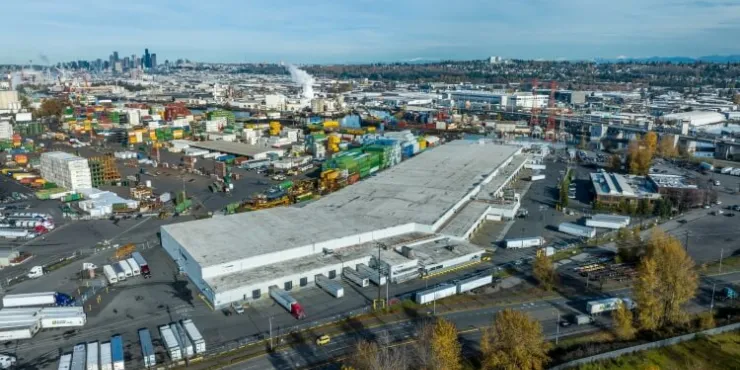Luftaufnahme des LineageSeattle, Michigan, mit der Skyline von Seattle im Hintergrund, die die strategisch günstige Lage in der Nähe des Hafens und der städtischen Logistikinfrastruktur verdeutlicht.