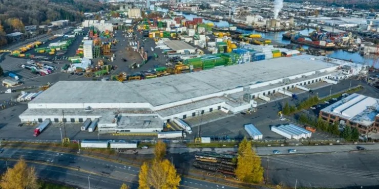 Weitwinkelaufnahme des LineageSeattle, Michigan, mit Versandcontainern und dem Industriezentrum von Seattle, die die effiziente Anbindung an die Lieferkette verdeutlicht.