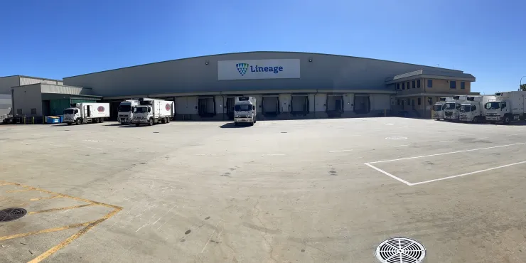 Il magazzino frigorifero Lineage a Jandakot, nell'Australia Occidentale, dotato di numerose banchine di carico, camion in sosta e un ampio piazzale per garantire l'efficienza della catena del freddo.
