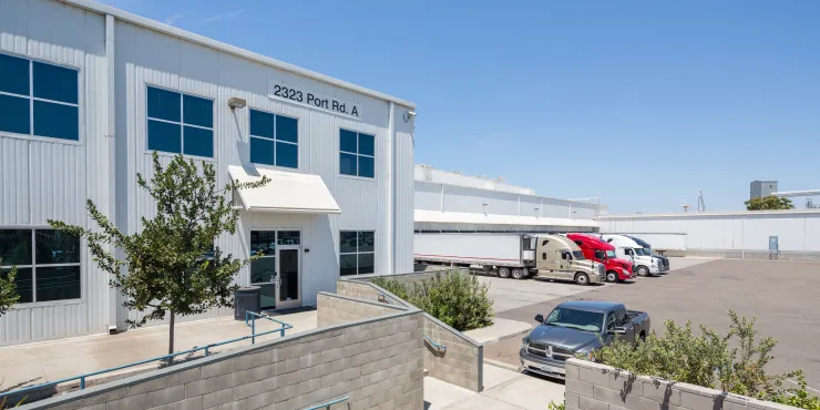 Exterior photo of Lineage's Stockton facility