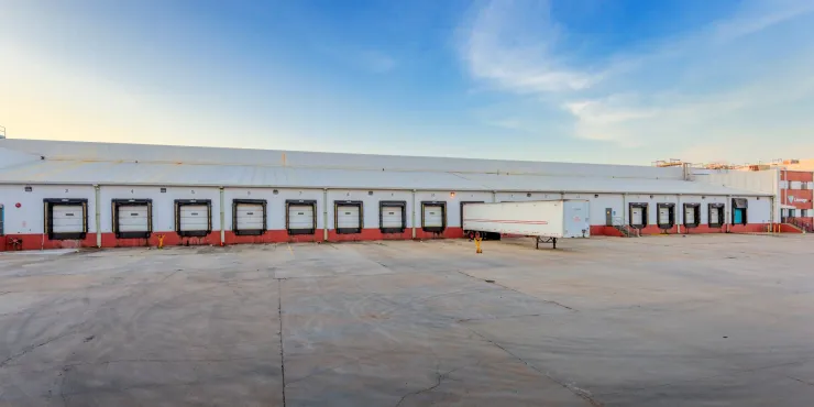 Exterior photo of Lineage's Jackson facility yard and dock