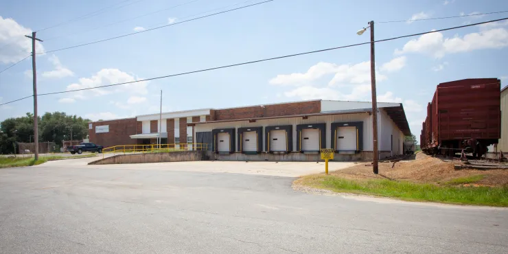 Exterior photo of Lineage's Albany facility