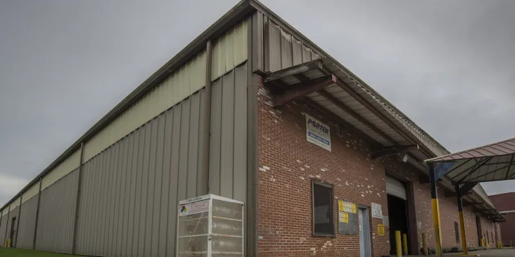 Exterior of Lineage' Richmond -  Repair facility