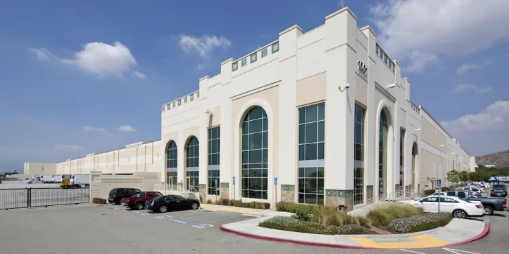 Exterior of Lineage's Riverside-Hunter Park location on a sunny day