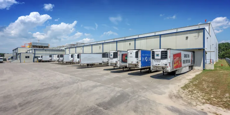 Exterior photo of Lineage's Tar Heel facility