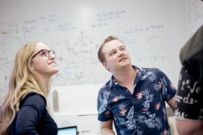 Das Lineage -Science-Team Lineage analysiert während einer Sitzung zur Netzwerkoptimierung Lieferkettenmodelle an einem Whiteboard.