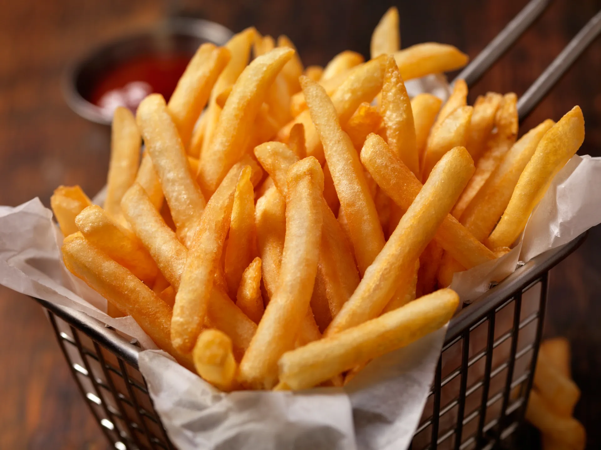French fries get delivered to stores and restaurants all over the world thanks to Lineage's foodservice solutions.