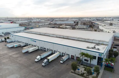 Widok z lotu ptaka na magazyn chłodniczy Lineageprzy ulicy 3100 East Washington w Los Angeles