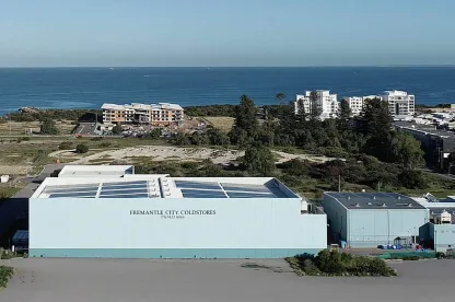 Die Anlage Lineage in Fremantle, Westaustralien, in der Nähe des Hafens von Fremantle, bietet Dienstleistungen im Bereich der Lieferkette an, darunter Kühllagerung, Schockgefrieren und Transportlösungen.