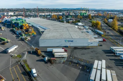 Luftaufnahme des Kühlhauses Lineagein Seattle, Michigan, die die Nähe zum Hafen von Seattle und die effiziente Verkehrsinfrastruktur verdeutlicht.
