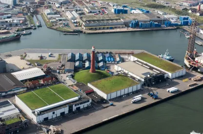 Lineage's port-side cold storage facility in Ijmuiden, Netherlands with IQF freezing, drayage and transloading capabilities for international logistics.