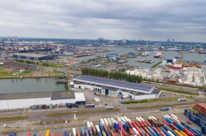 Lineage Rotterdam – Eemhaven cold storage facility with port access, blast freezing and customs brokerage services in the Netherlands.