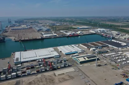 Koelopslagfaciliteit van Lineage in Vlissingen, Nederland, met temperatuurgecontroleerde overslag, toegang tot de haven en gespecialiseerde diensten voor verse en diepgevroren goederen.