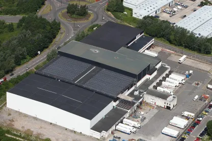 Vista aerea dello stabilimento Lineagea Portbury, nel Regno Unito, dotato di celle frigorifere e situato in una zona portuale, con pannelli solari sul tetto e rimorchi all'interno del sito.