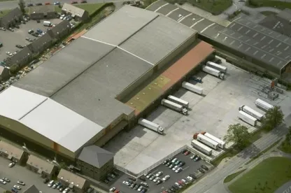 Vista aerea del centro di stoccaggio a freddo Lineagea Coleshill, nelle West Midlands (Regno Unito), con le piazzole per i rimorchi, il parcheggio interno e le infrastrutture logistiche.
