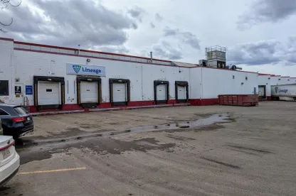 Außenansicht des Kühlhauses von Lineage in Edmonton South, Alberta