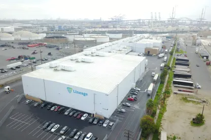 Magazzino Lineage a Long Beach con insegna recante il logo aziendale