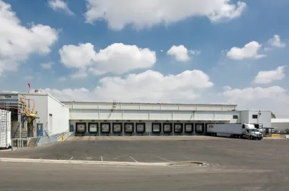 Exterior of Lineage’s Riverside 2 public refrigerated warehouse