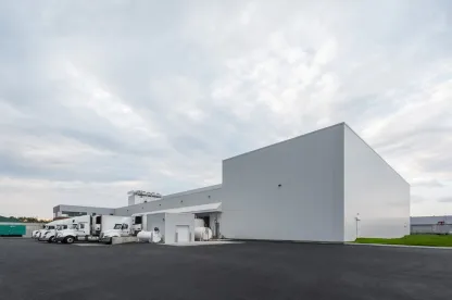 Exterior of Lineage’s Vaudreuil-Dorion cold storage facility